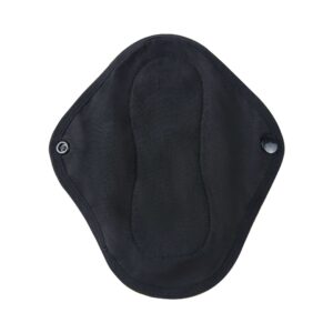 Toalla menstrual reutilizable modelo Ariel en color negro con broches, diseñada para una gestión ecológica del ciclo menstrual, perfecta para la venta en línea en Lima y en todo Perú.