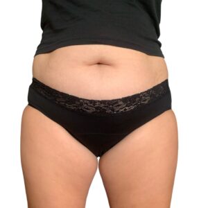 Vista frontal del calzón menstrual modelo Dione, puesto en una modelo a la cadera, con detalles de encaje, ideal para todas las edades, disponible en Lima y todo Perú. Ofrece comodidad y seguridad durante el ciclo menstrual.