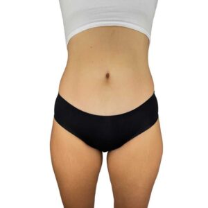 Vista frontal de los calzones menstruales modelo Ío de Ella Luna, enfatizando su diseño sin costuras y su ajuste que no se marca. Ideales para la mujer que busca comodidad y discreción, estos calzones son una opción práctica durante el período. Disponibles para todo el público en Perú.